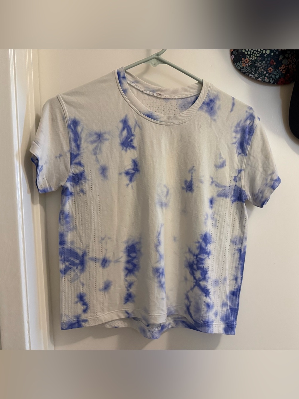 lululemon athletica White and Blue Tie-Dye Short Sleeve Top